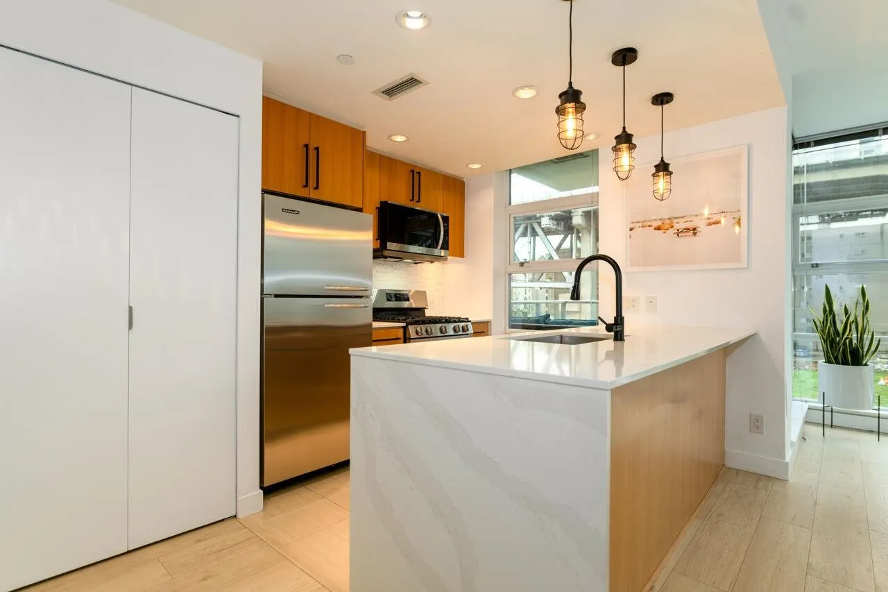 305 638 Beach Crescent