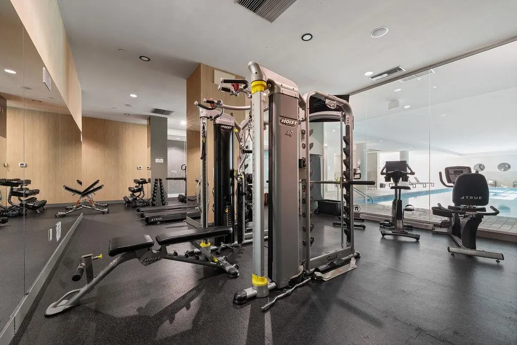 305 638 Beach Crescent