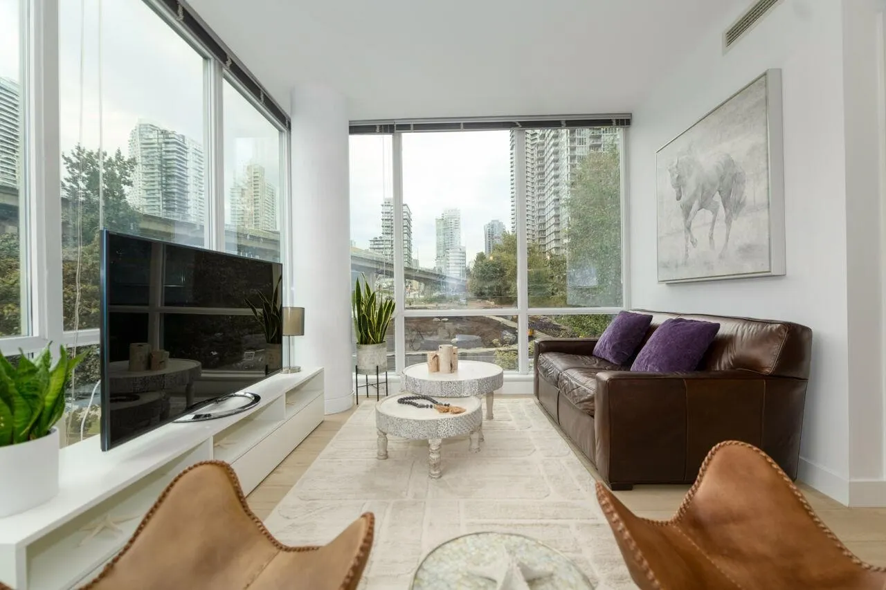 305 638 Beach Crescent