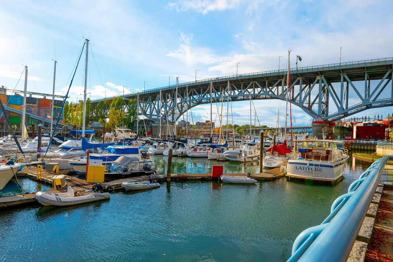 305 638 Beach Crescent