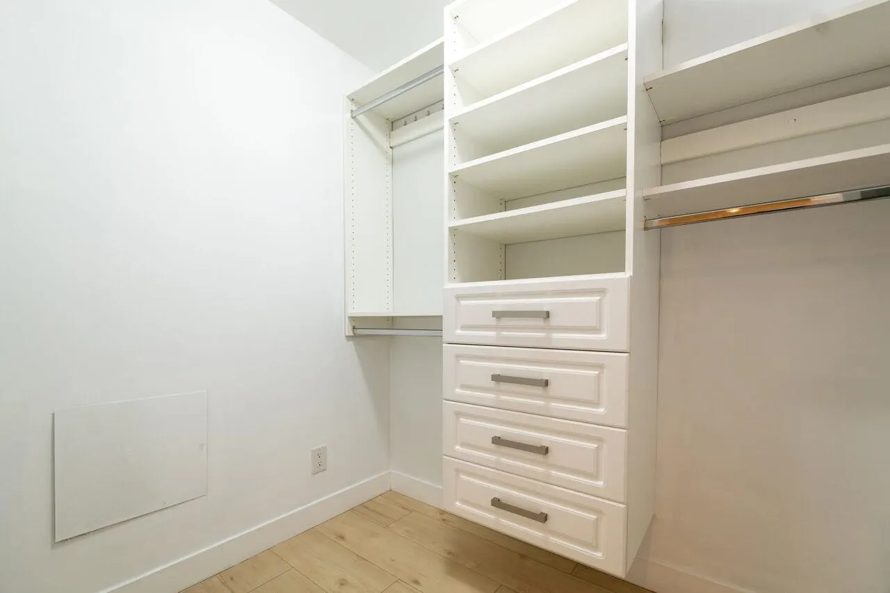 305 638 Beach Crescent