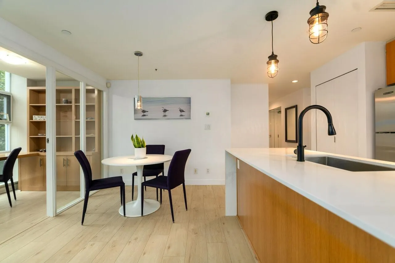 305 638 Beach Crescent