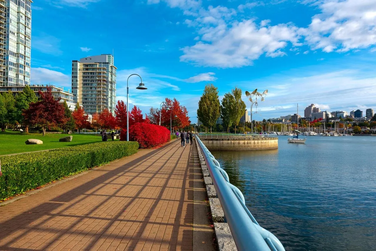 305 638 Beach Crescent