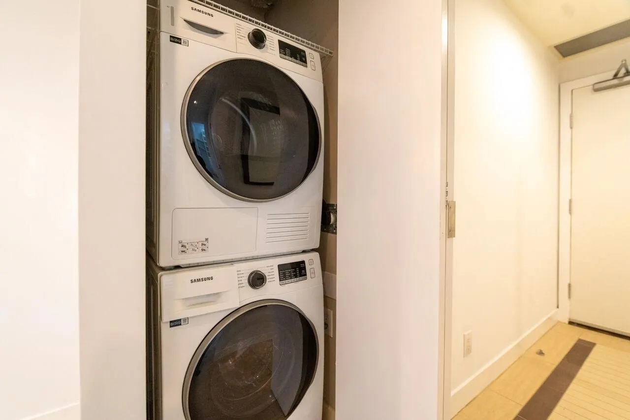 305 638 Beach Crescent