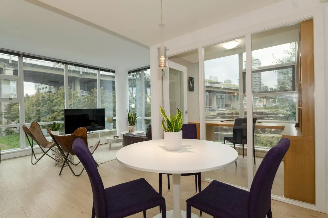 305 638 Beach Crescent