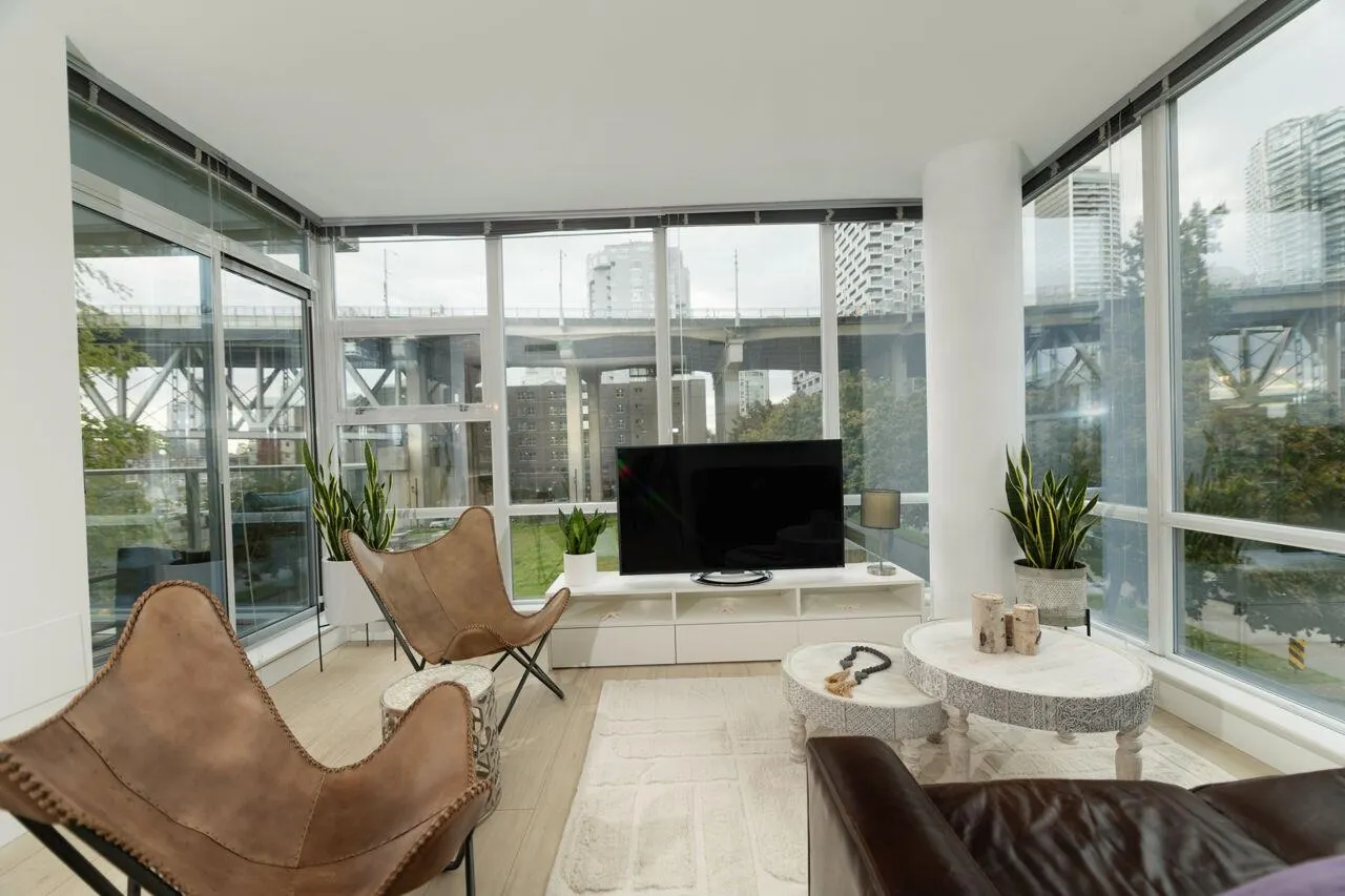 305 638 Beach Crescent