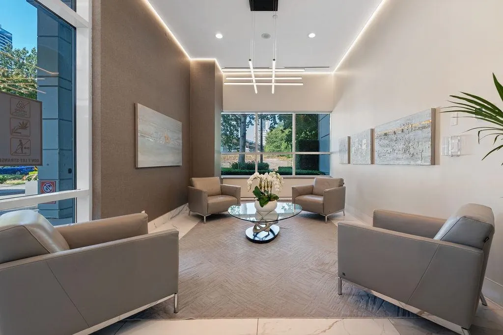 305 638 Beach Crescent