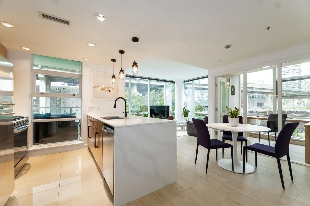 305 638 Beach Crescent