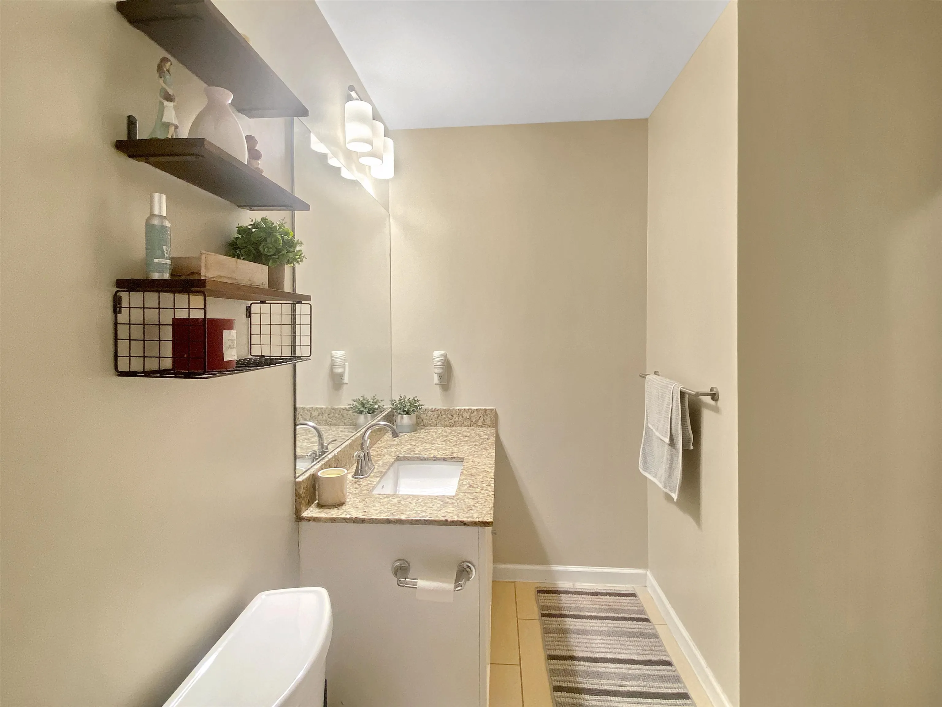 102 2477 Kelly Avenue