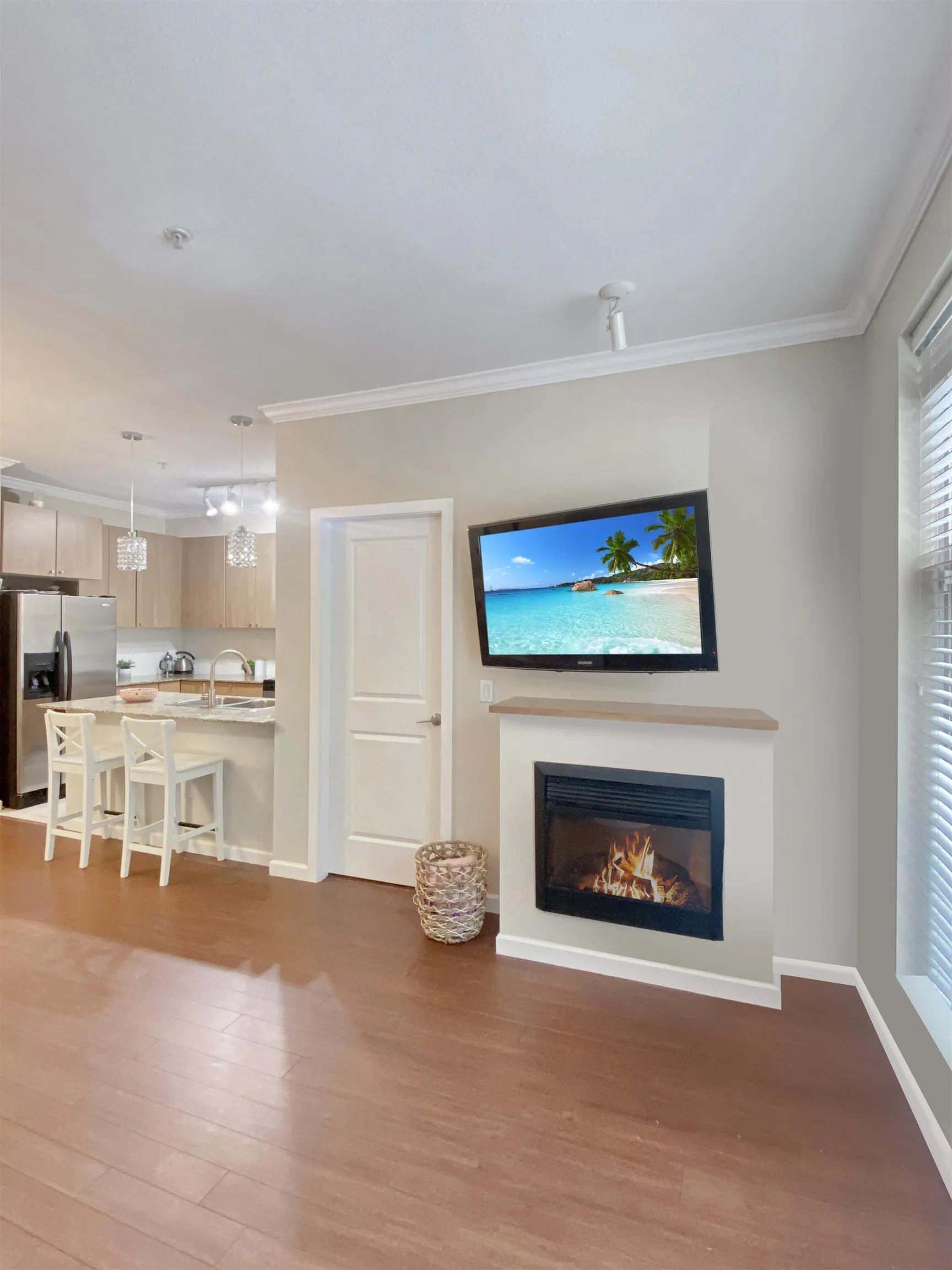 102 2477 Kelly Avenue