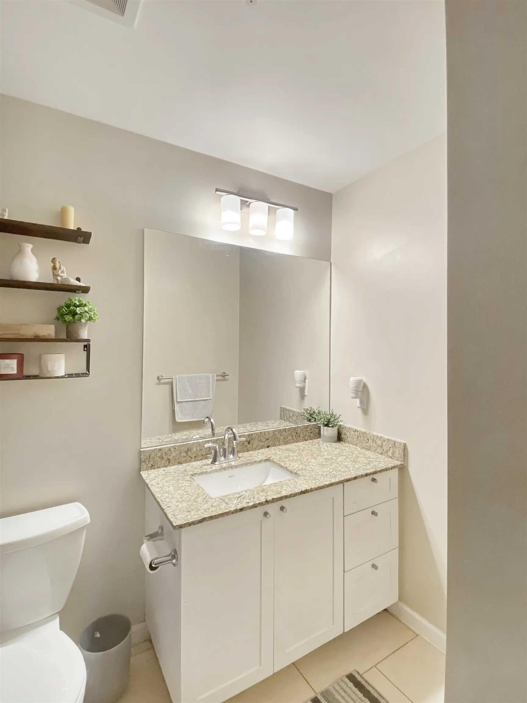 102 2477 Kelly Avenue