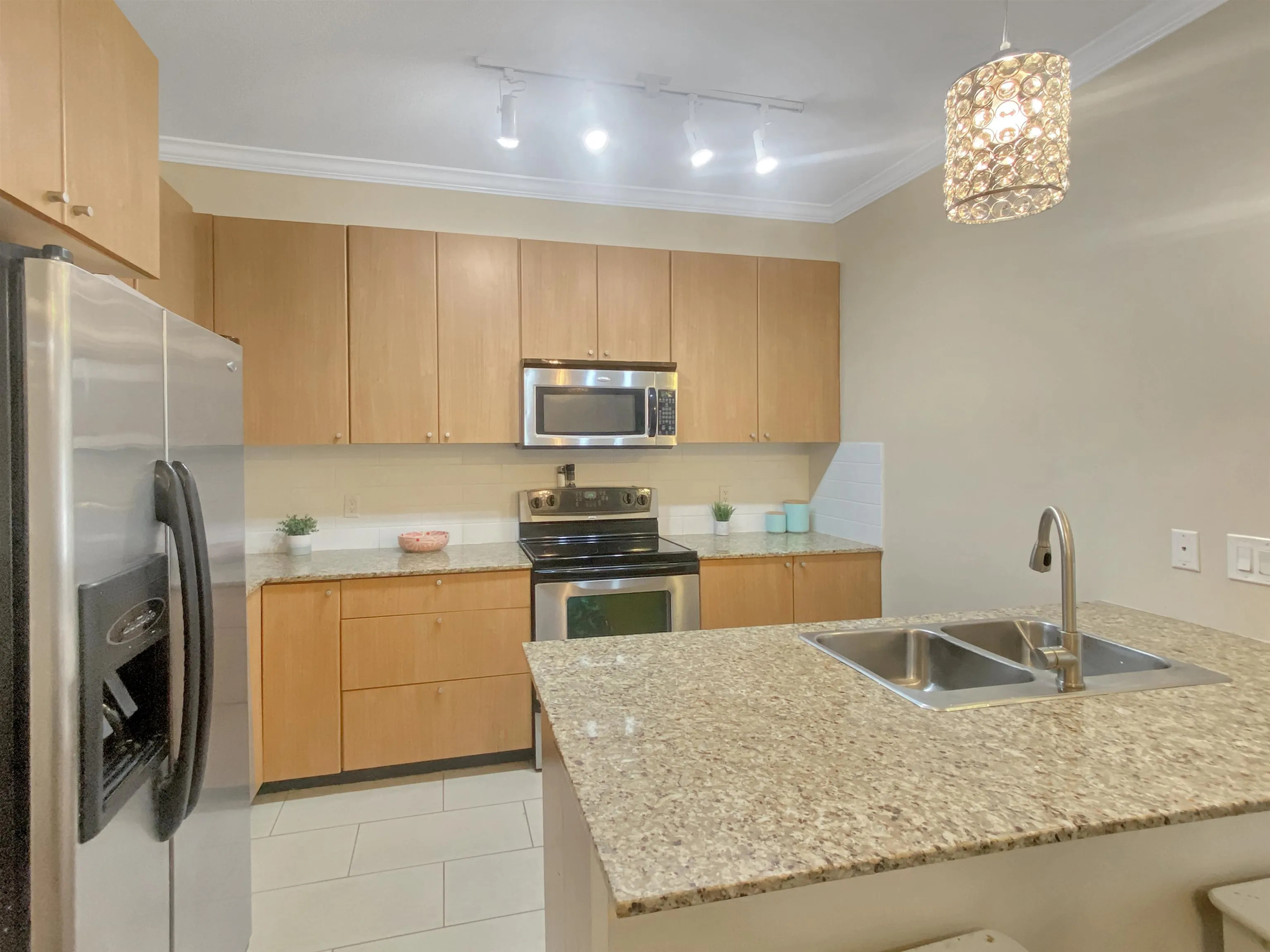 102 2477 Kelly Avenue