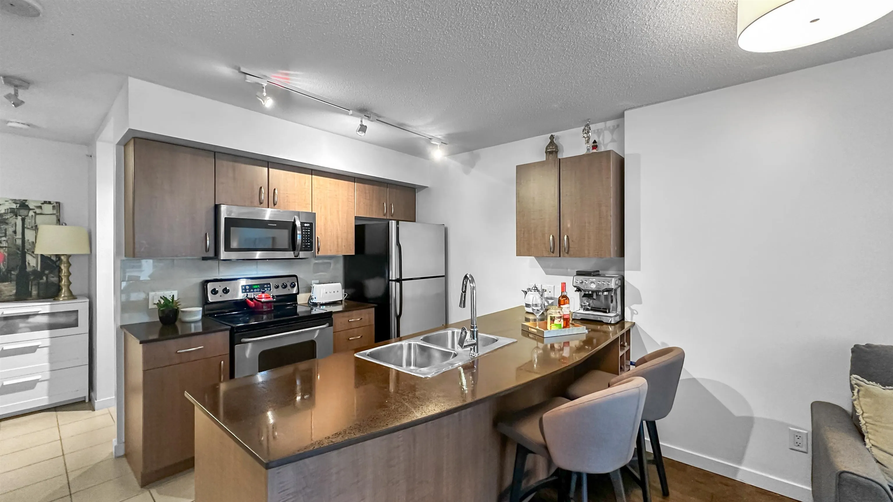 616 610 Granville Street