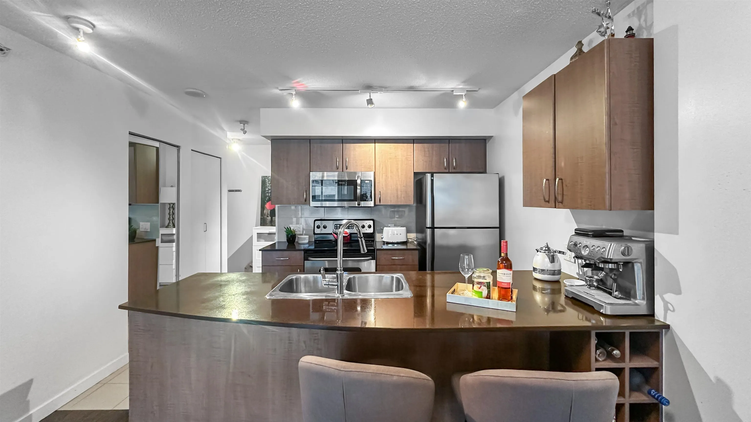 616 610 Granville Street