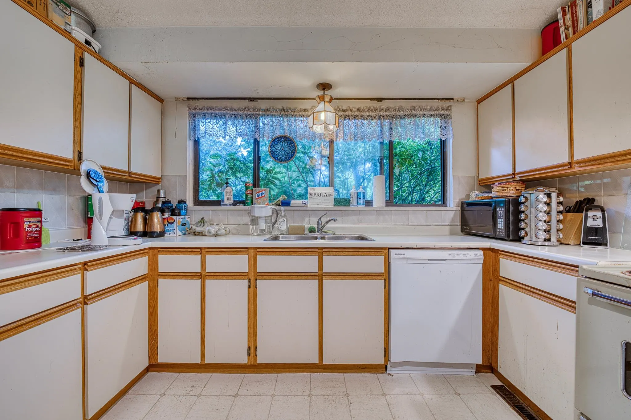 1124 Luxton Square