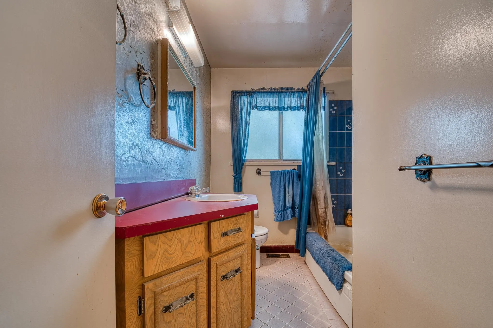 1124 Luxton Square