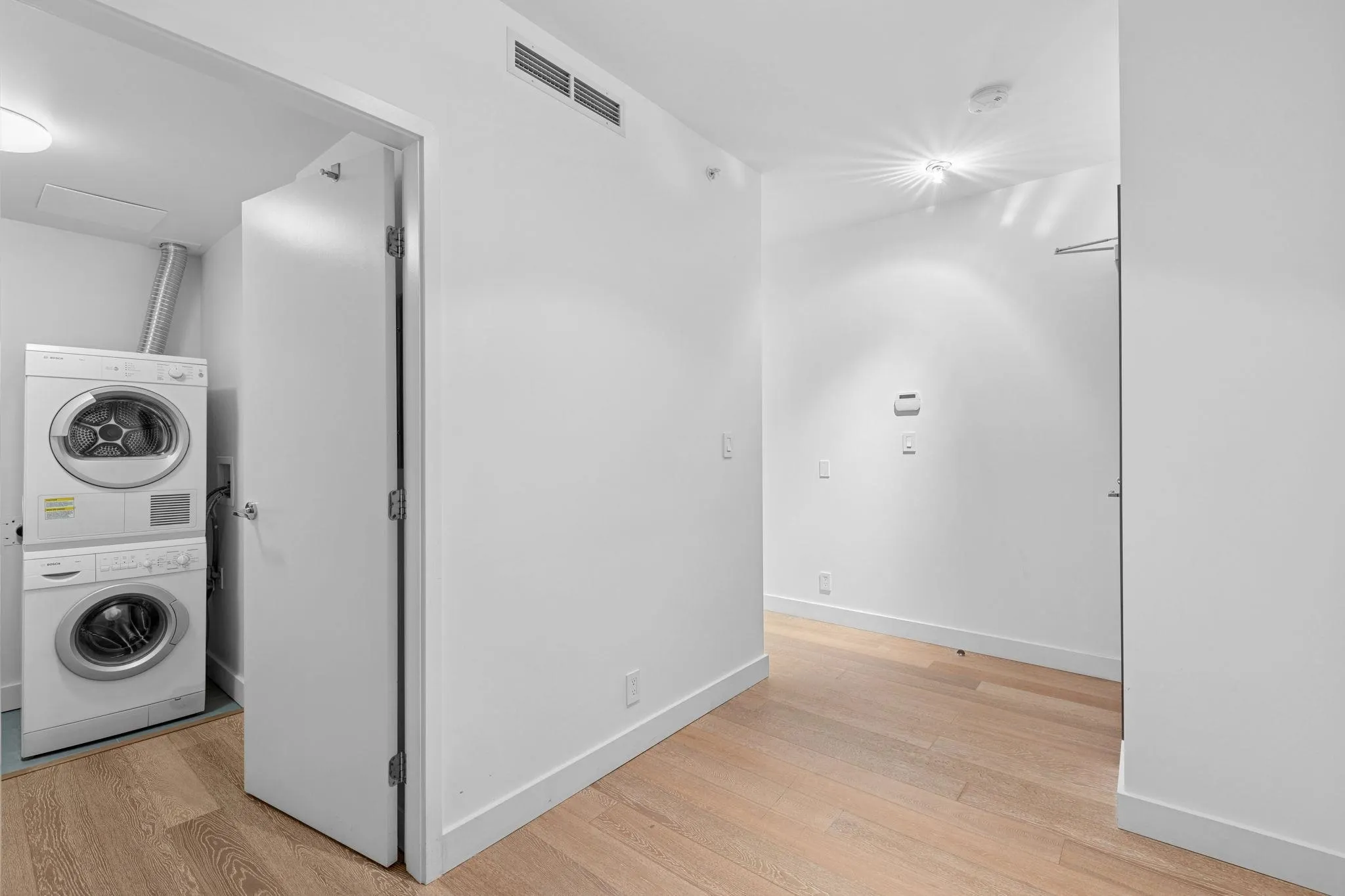 206 1477 W Pender Street