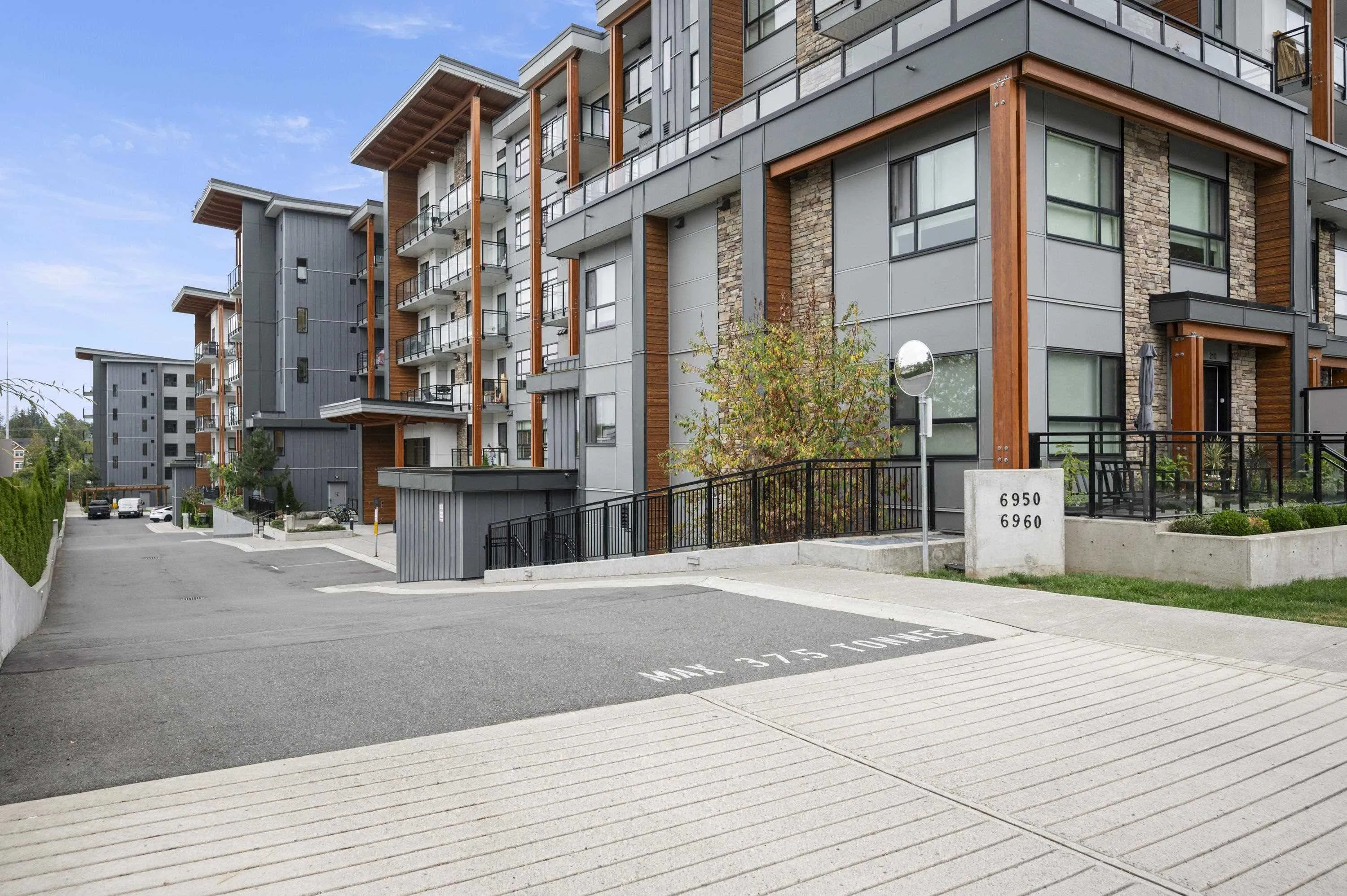 207 6950 Nicholson Road