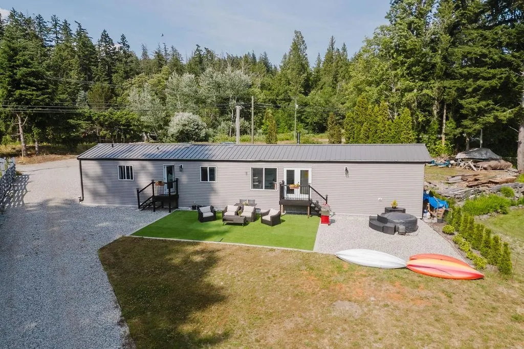 9153 Sunshine Coast Highway