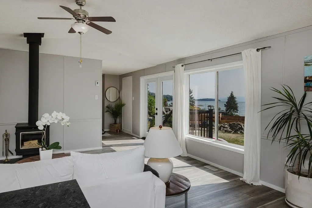 9153 Sunshine Coast Highway