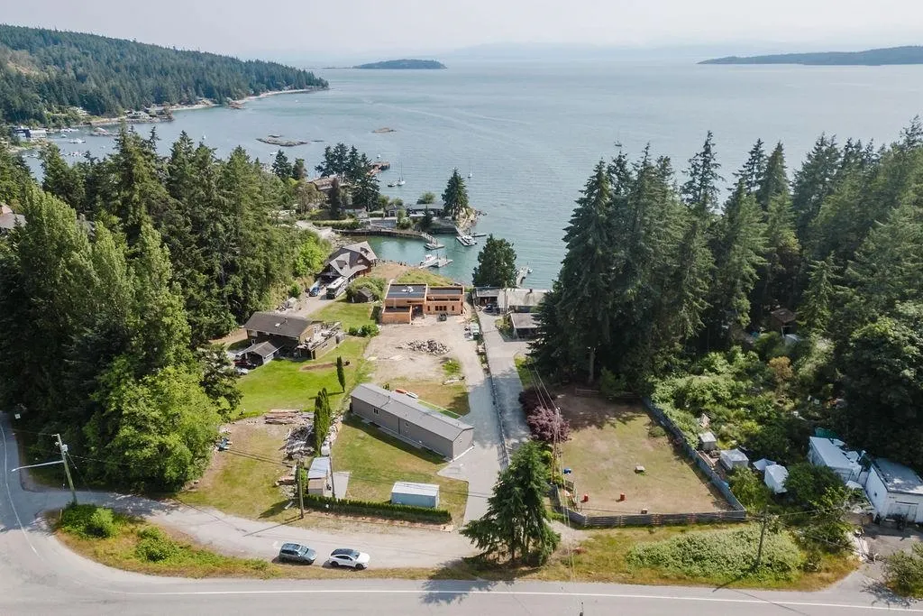 9153 Sunshine Coast Highway