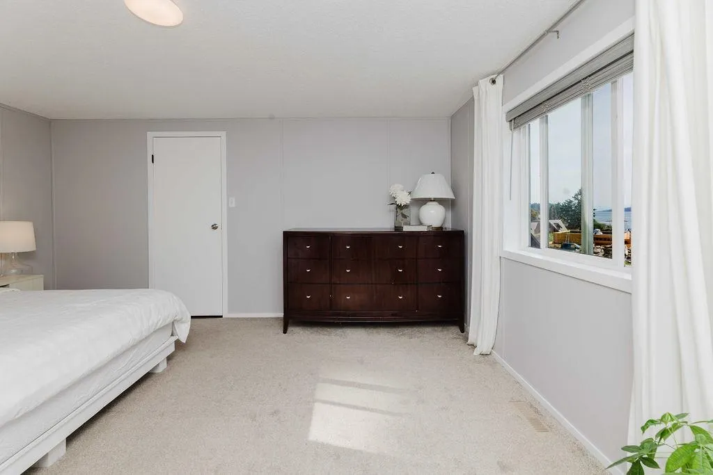 9153 Sunshine Coast Highway