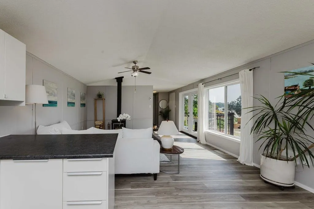 9153 Sunshine Coast Highway