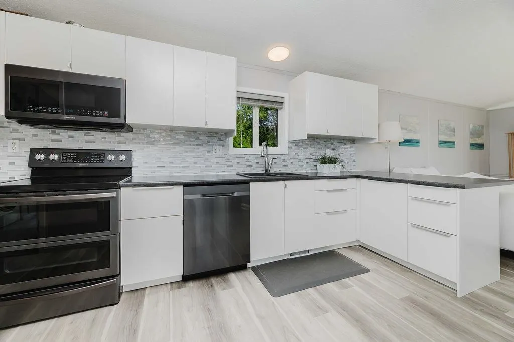 9153 Sunshine Coast Highway