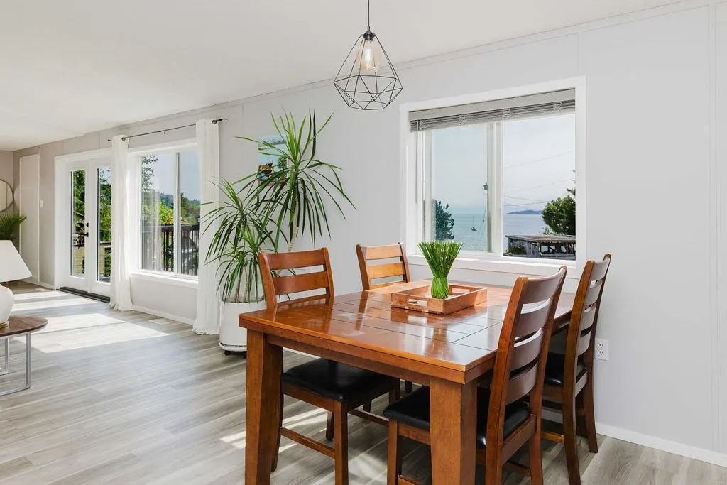 9153 Sunshine Coast Highway