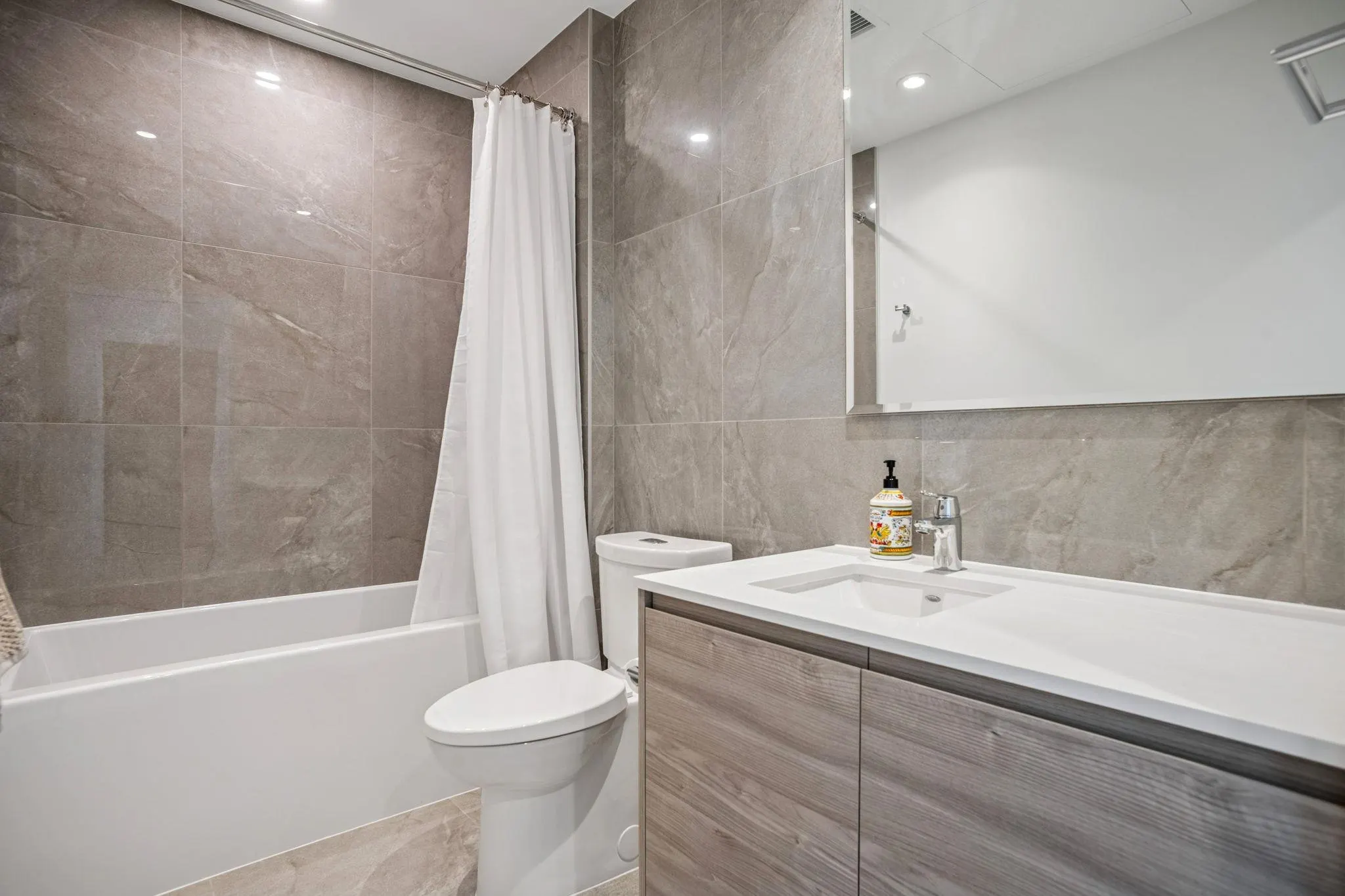 3703 680 Quayside Drive