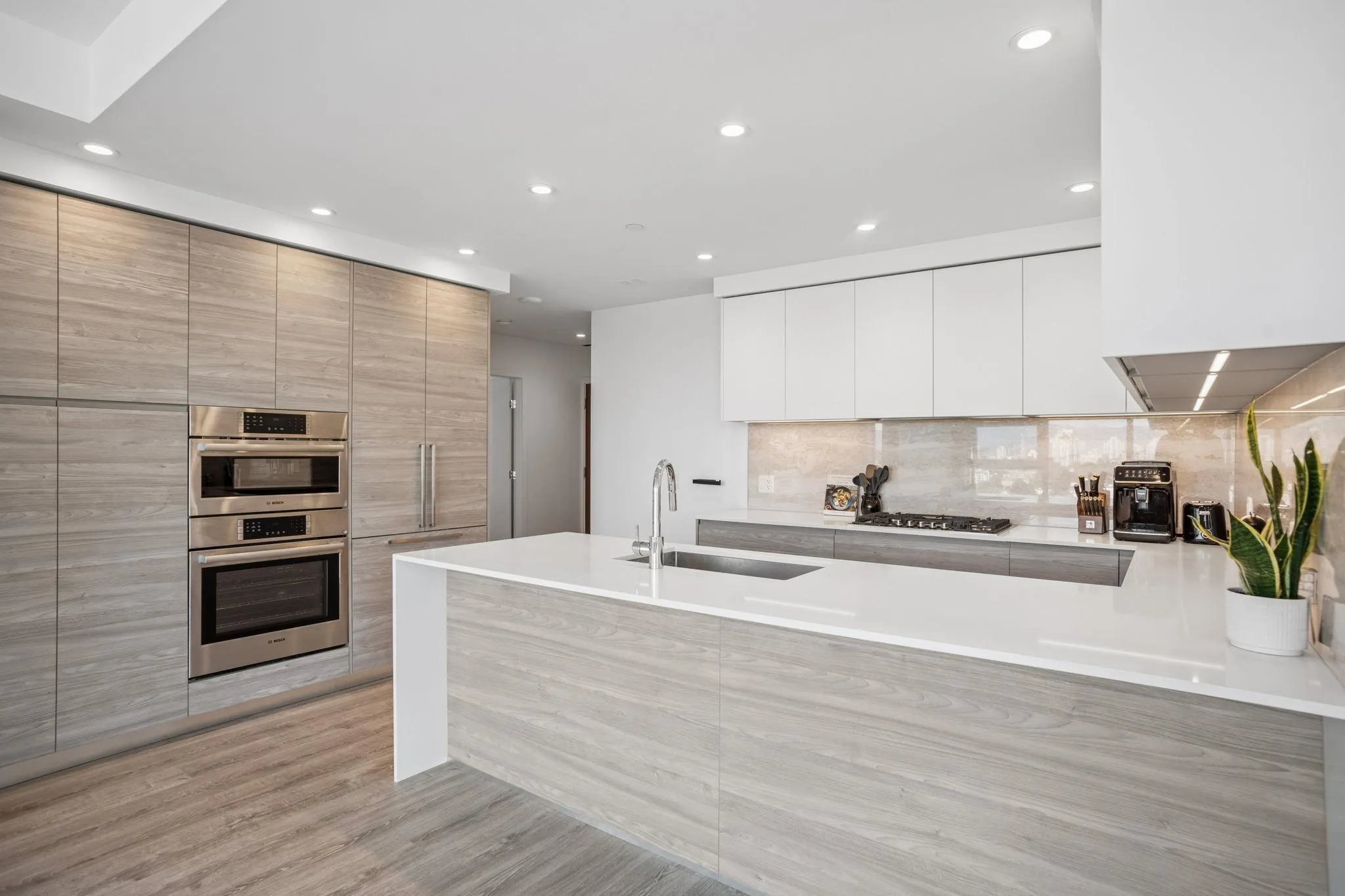 3703 680 Quayside Drive