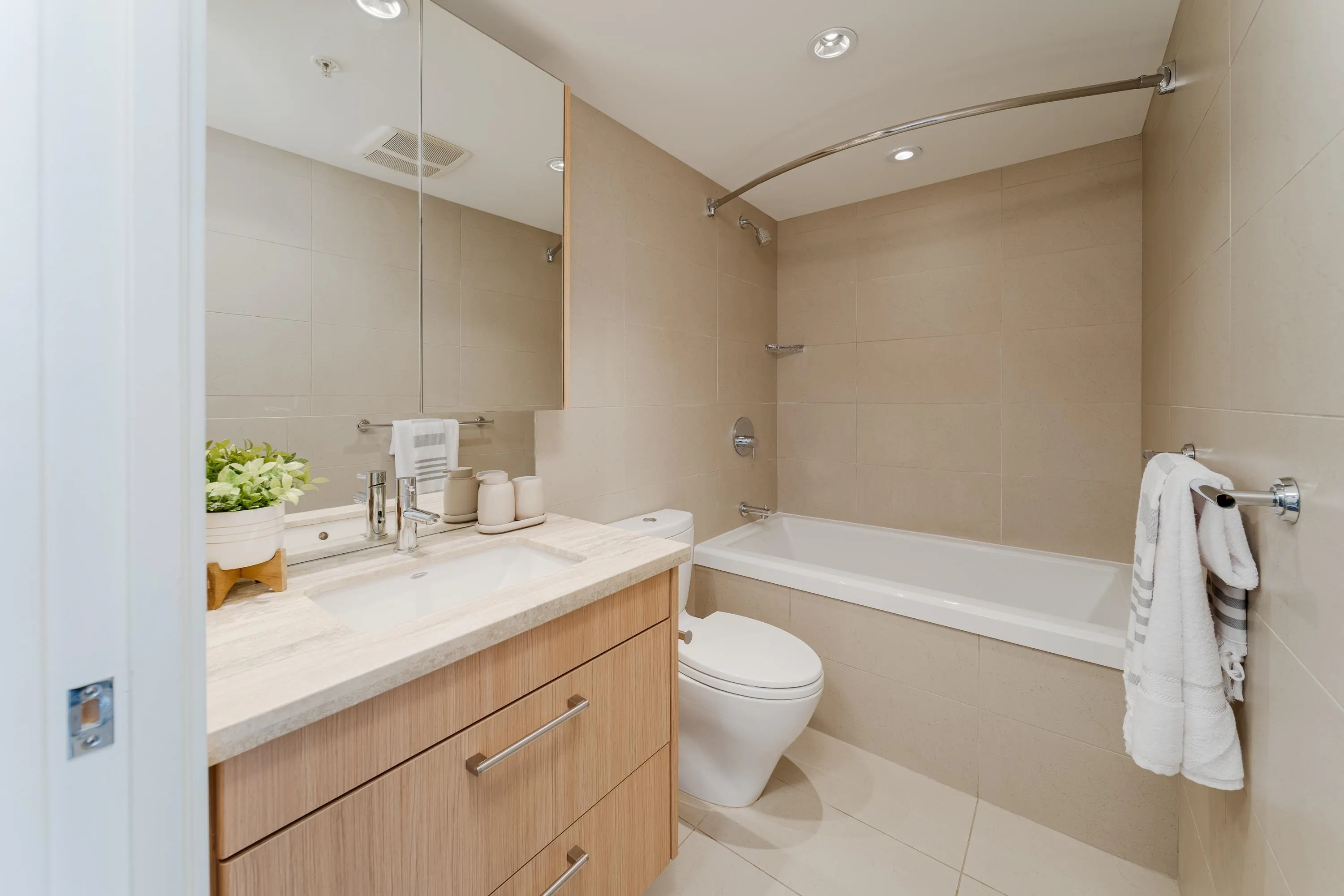 902 138 W 1st Avenue