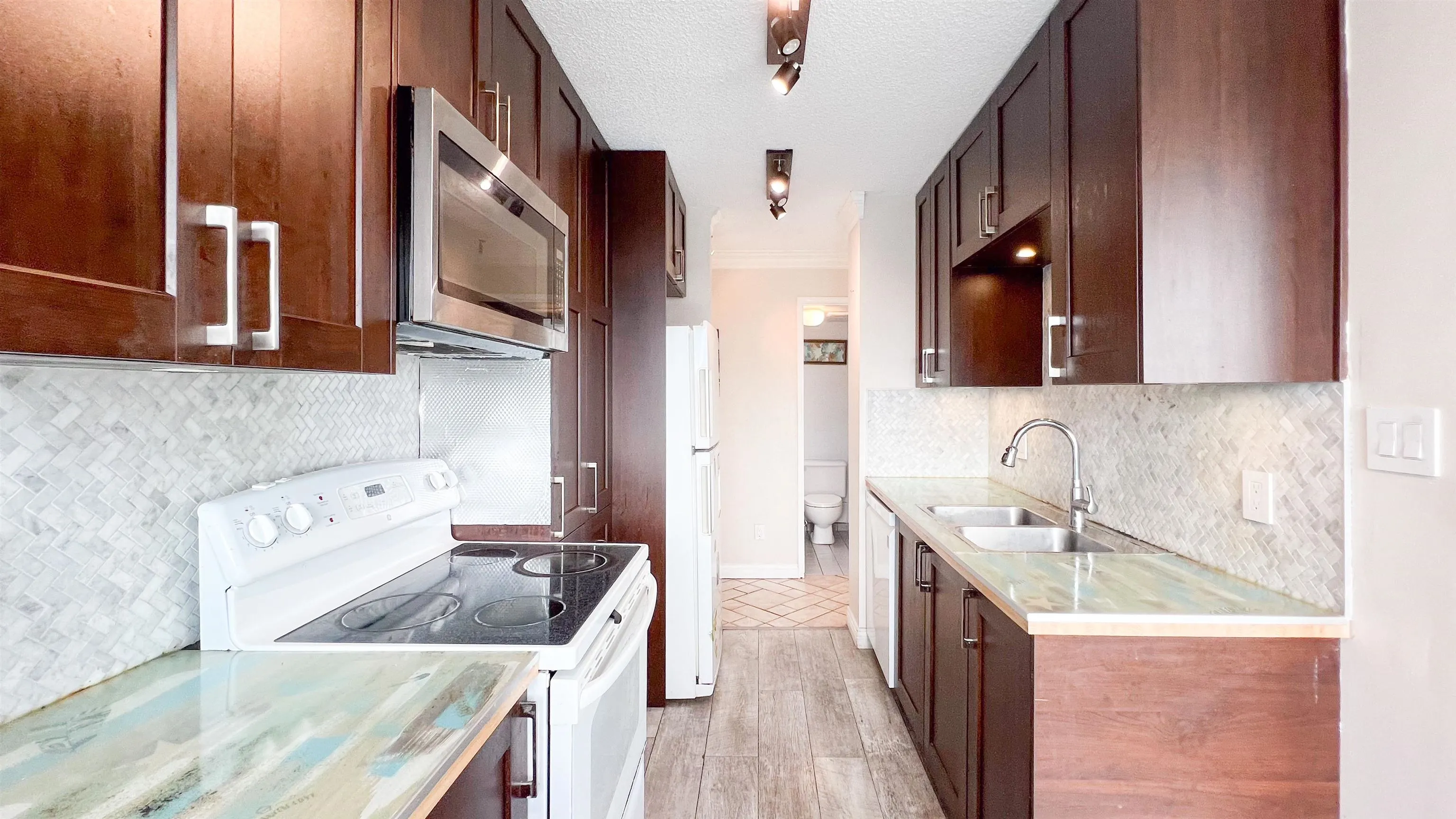 207 1026 Queens Avenue