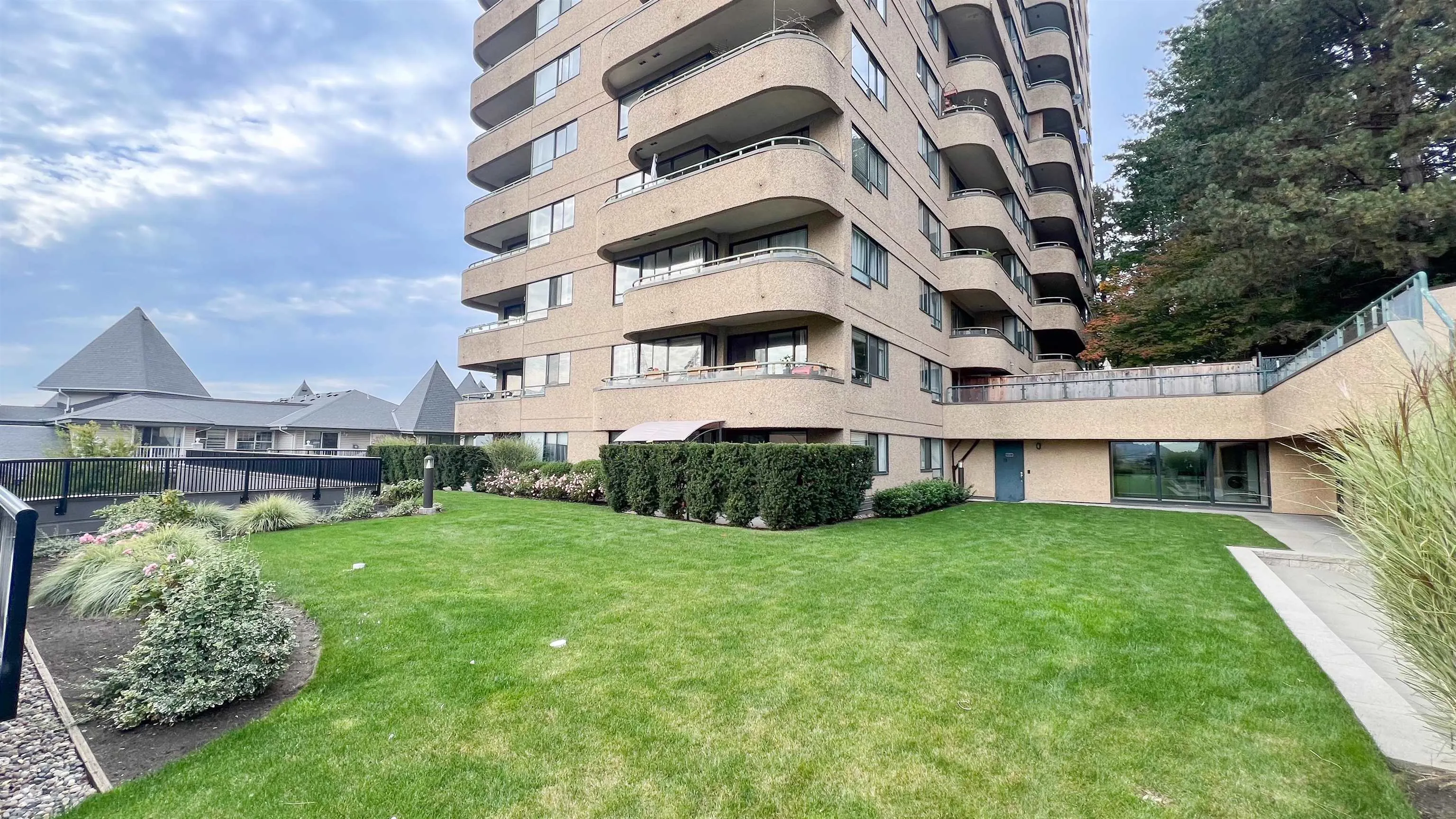 207 1026 Queens Avenue