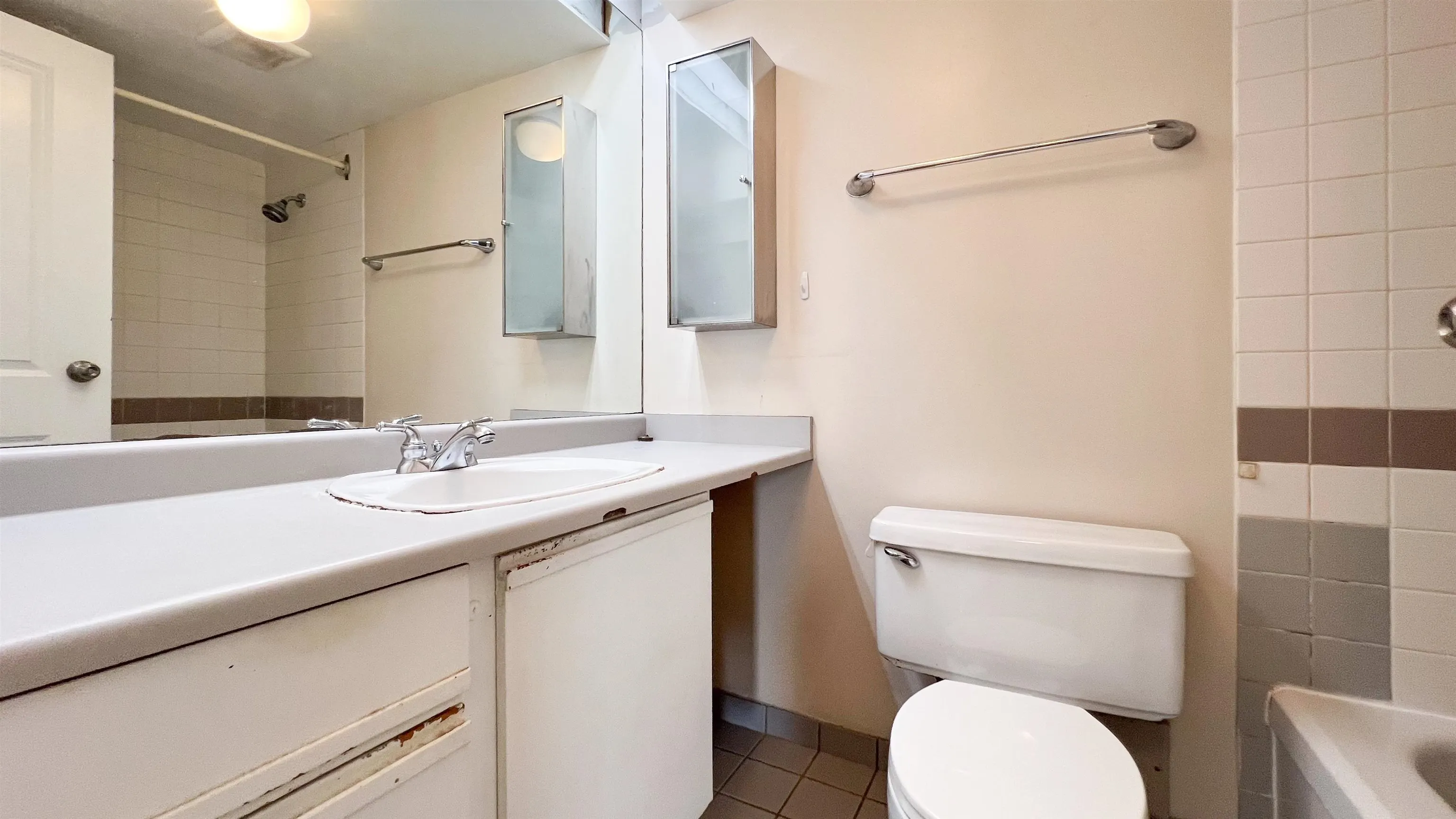 207 1026 Queens Avenue