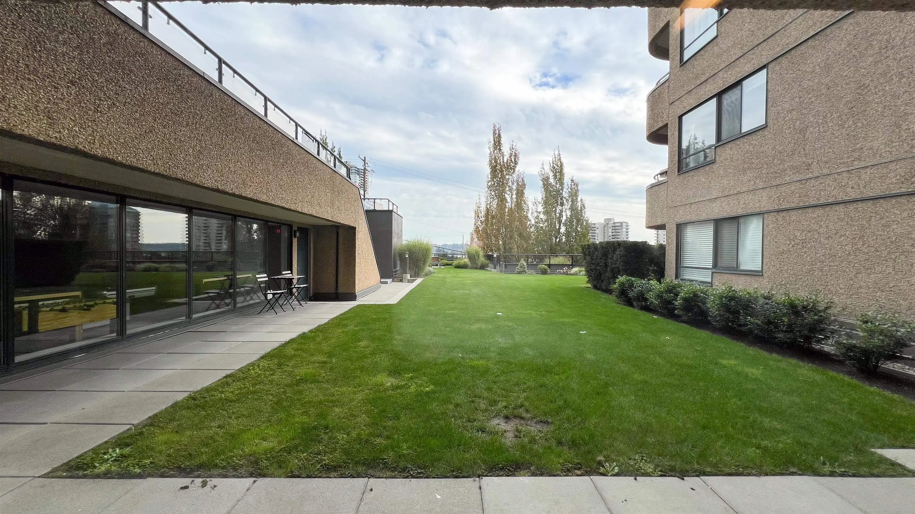 207 1026 Queens Avenue