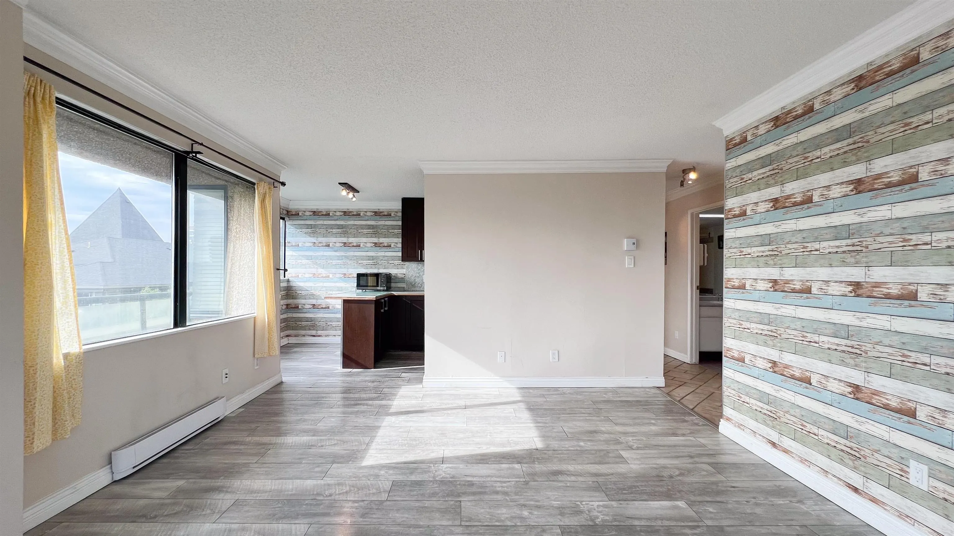 207 1026 Queens Avenue