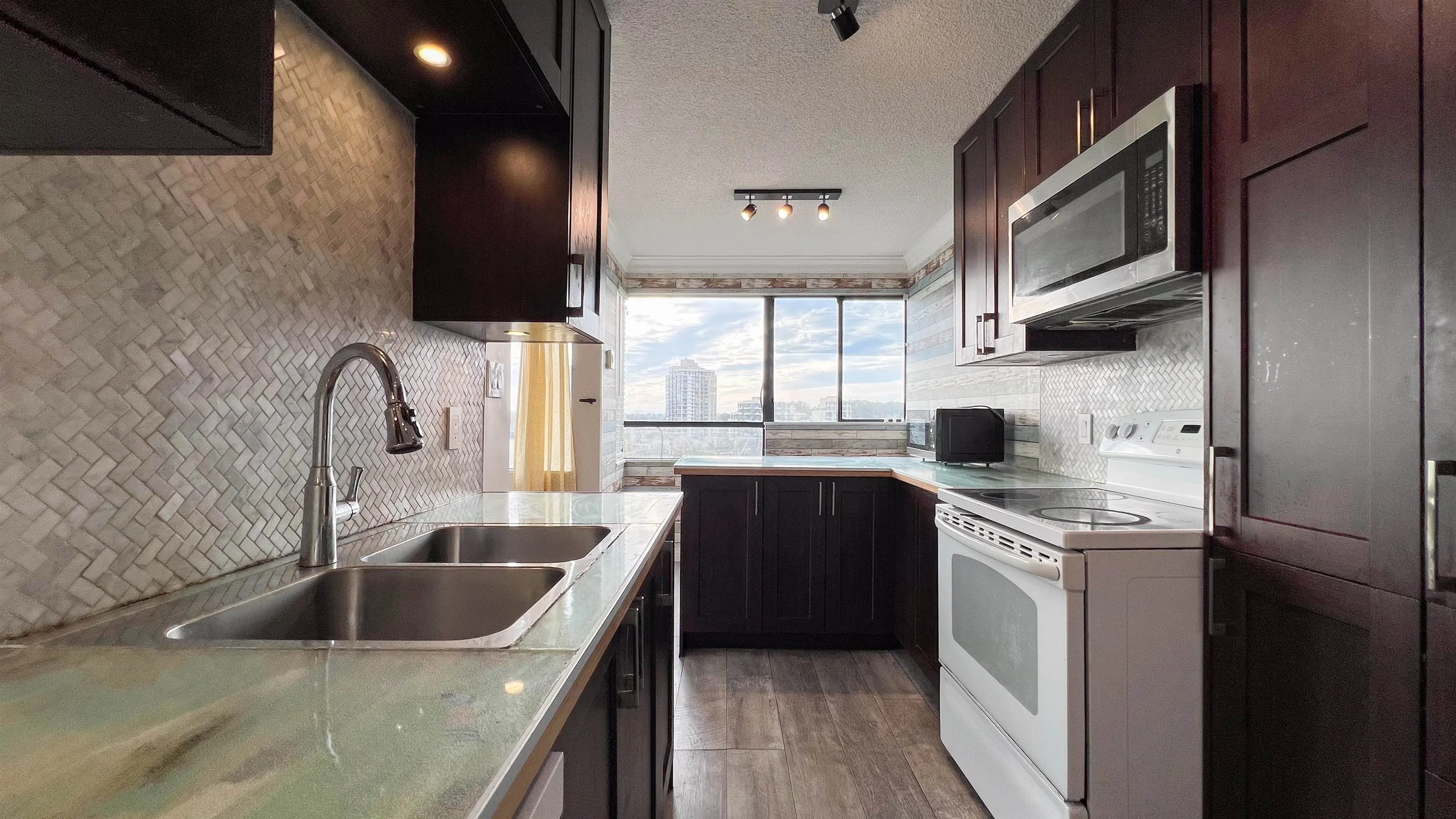 207 1026 Queens Avenue