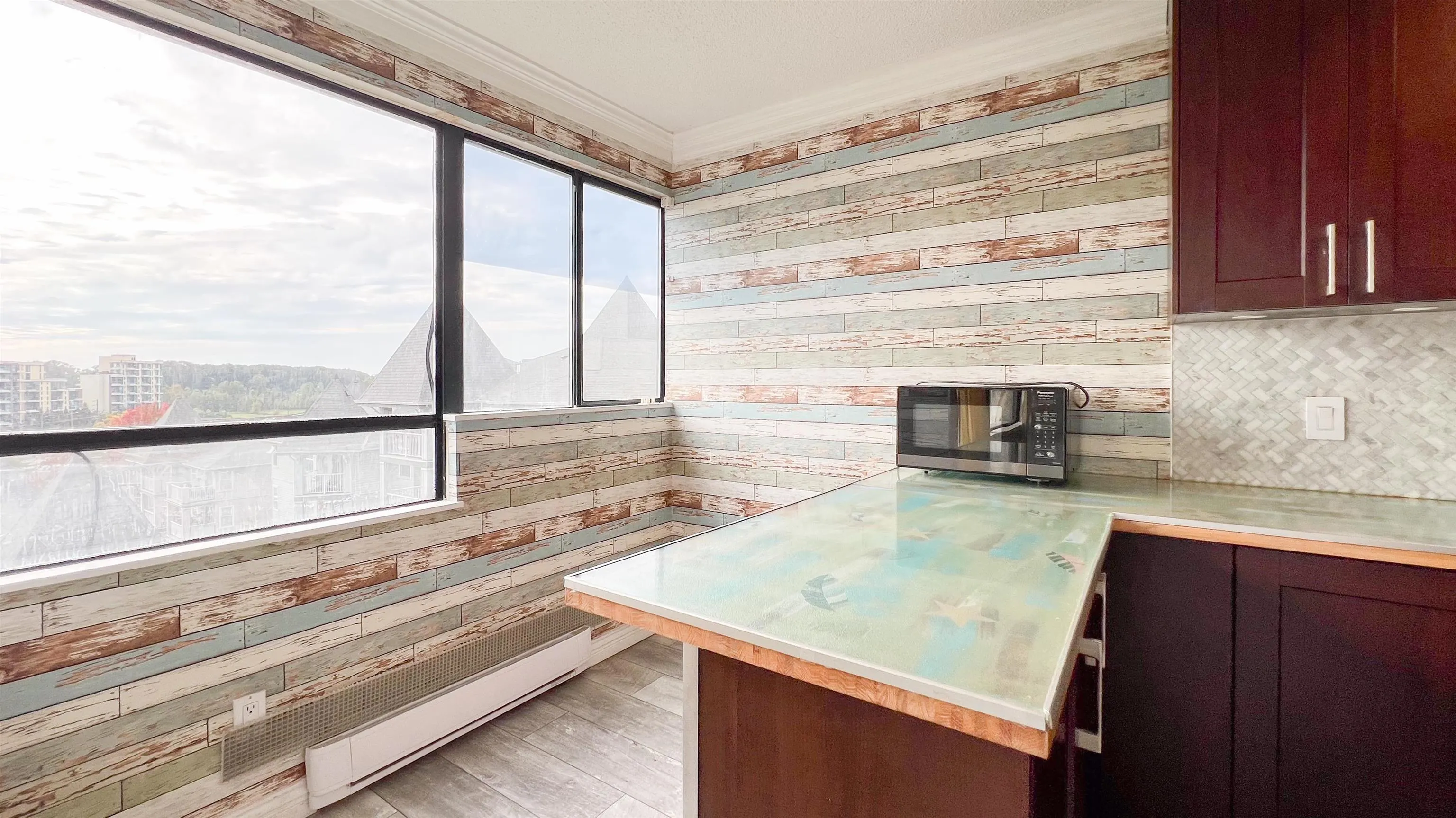 207 1026 Queens Avenue