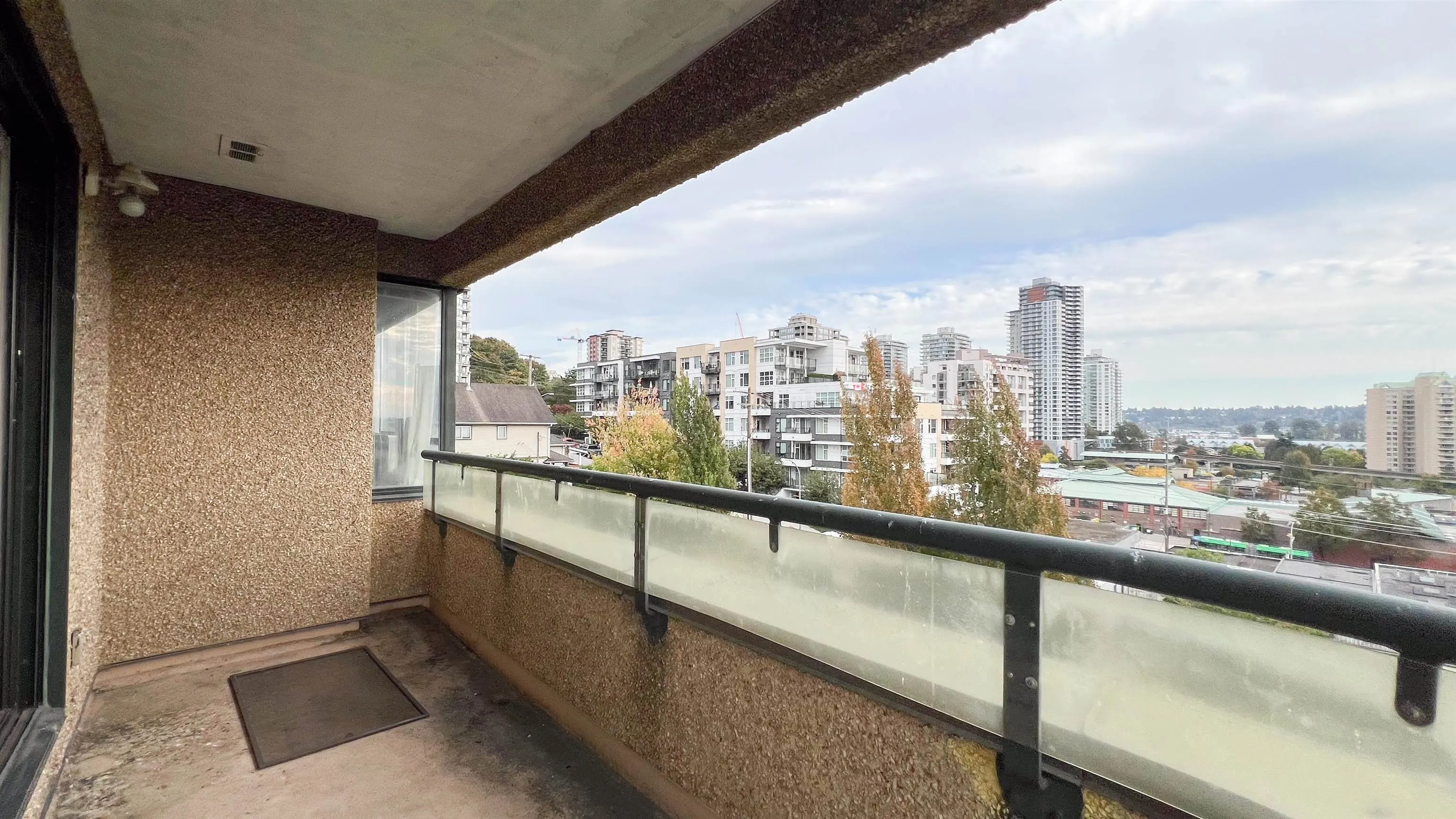 207 1026 Queens Avenue