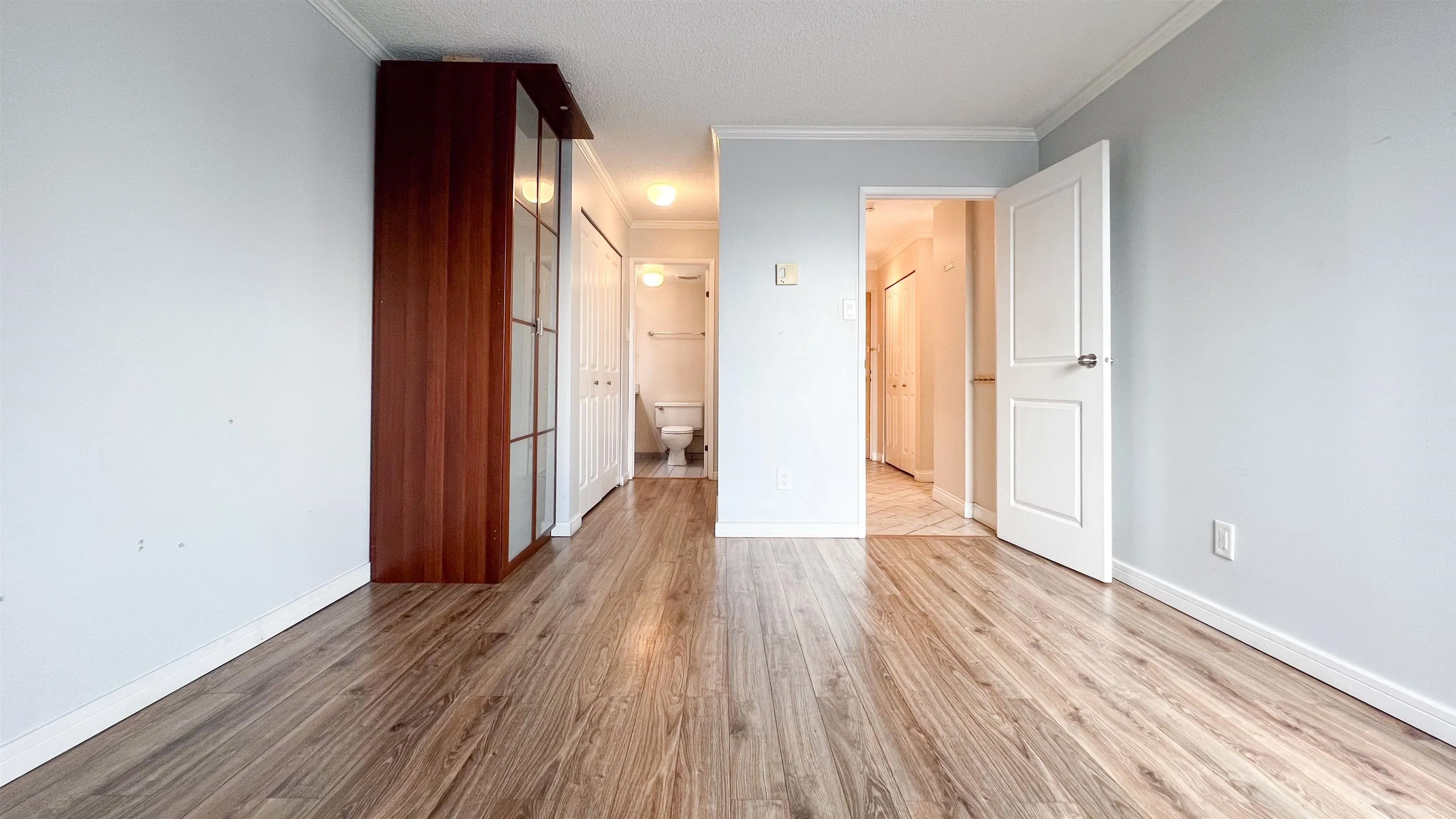 207 1026 Queens Avenue