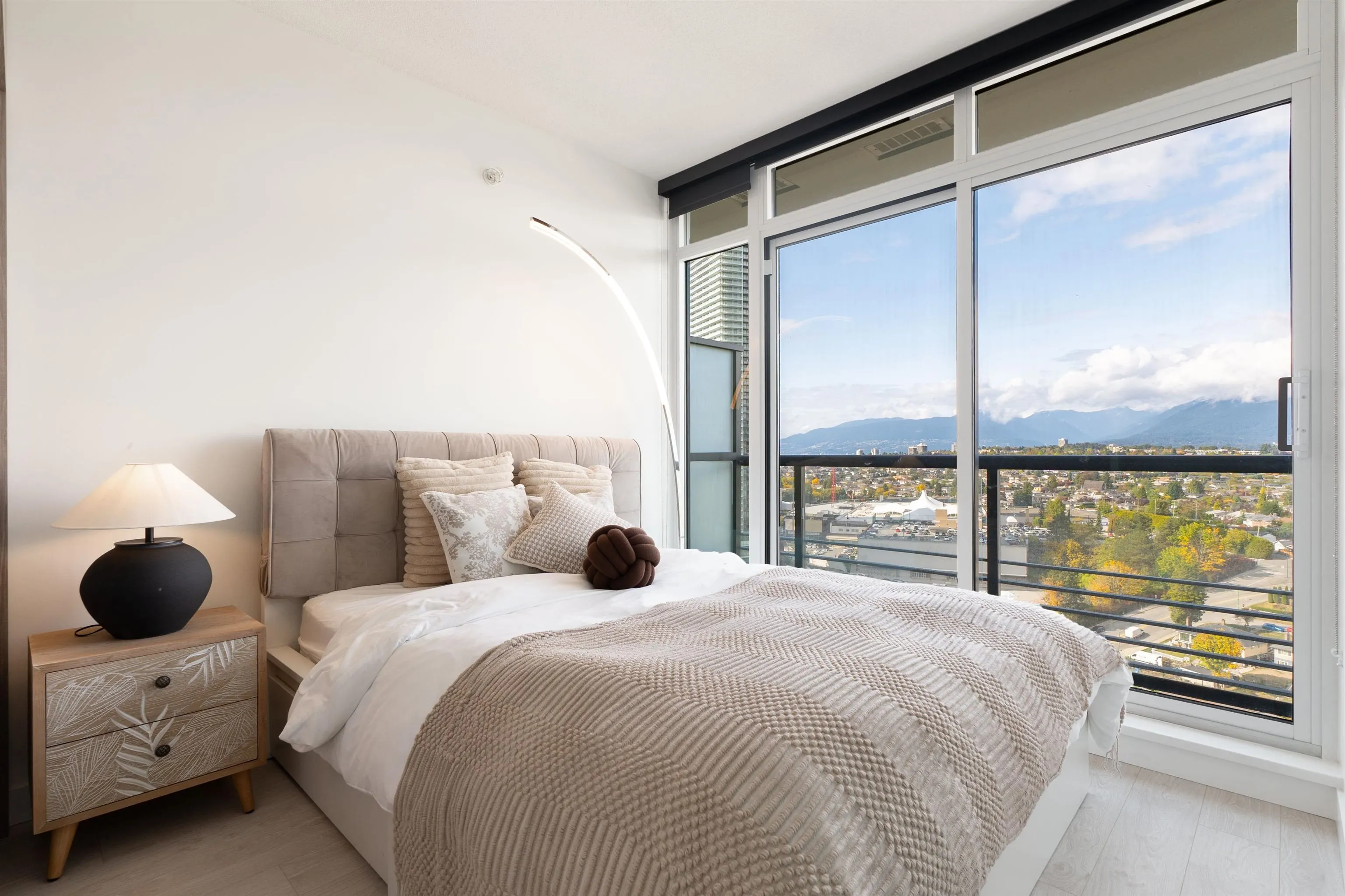 2203 4720 Lougheed Highway