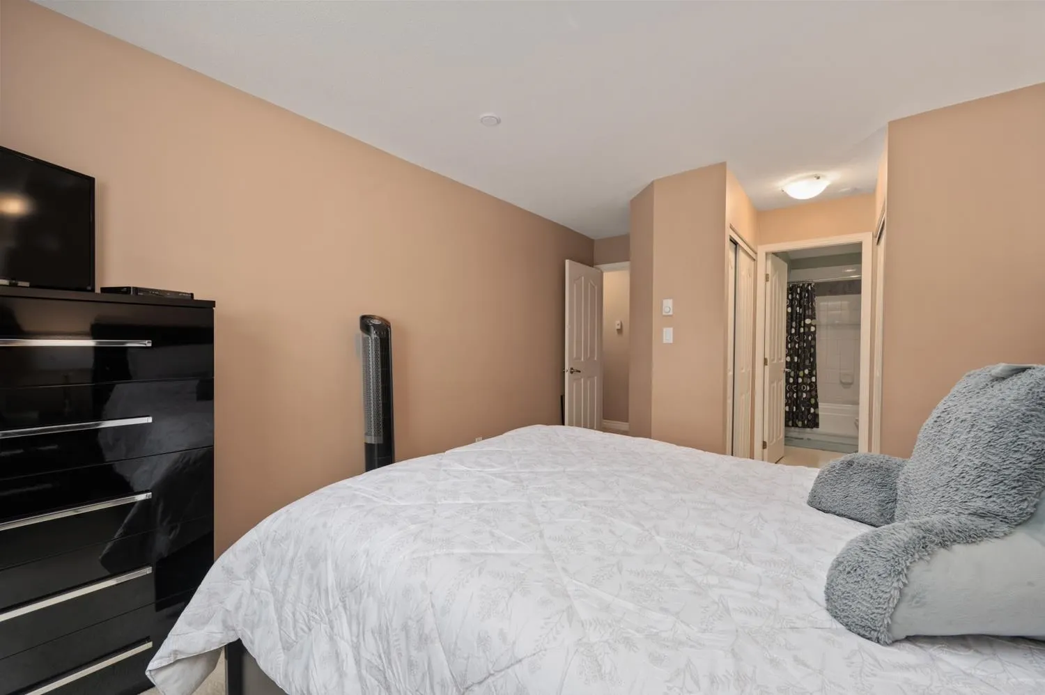 407 33280 E Bourquin Crescent