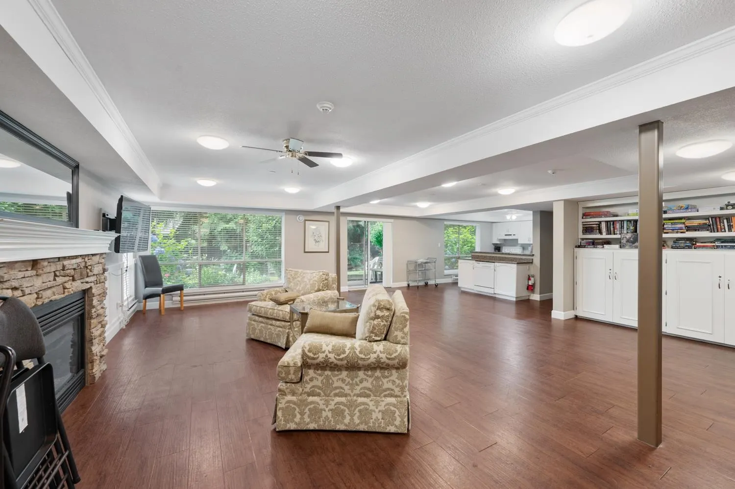 407 33280 E Bourquin Crescent