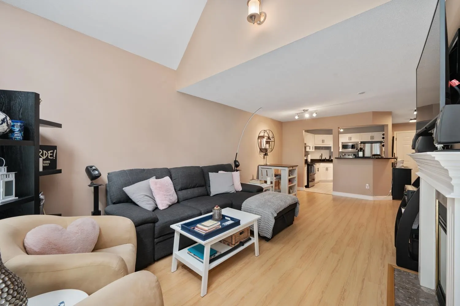 407 33280 E Bourquin Crescent