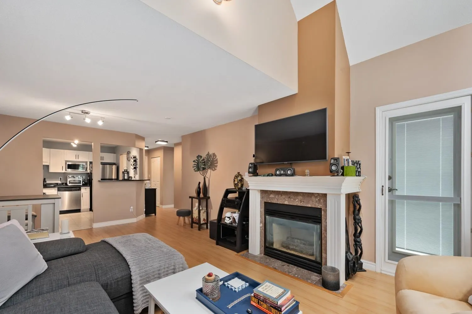 407 33280 E Bourquin Crescent