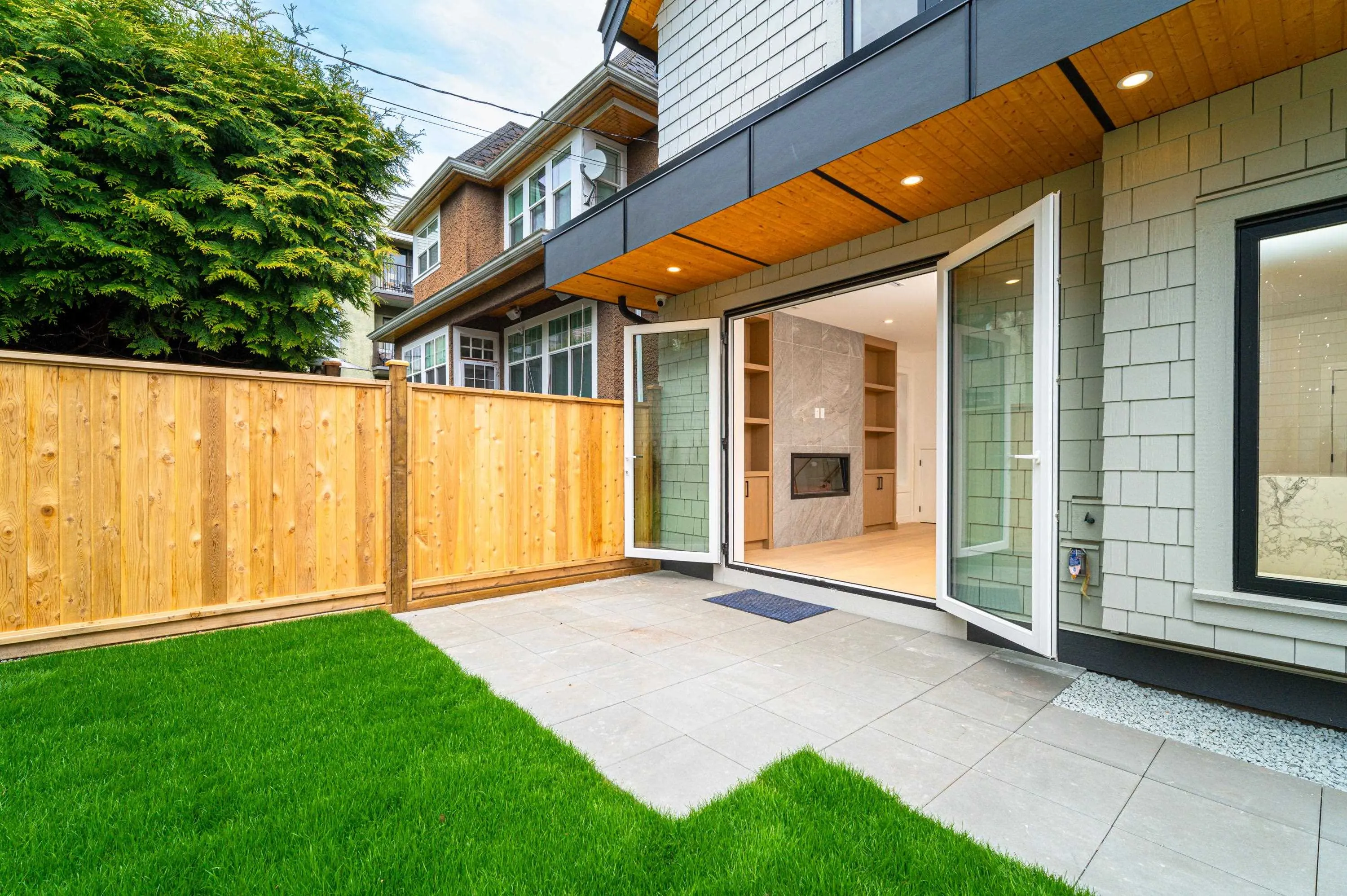 968 W 17th Avenue