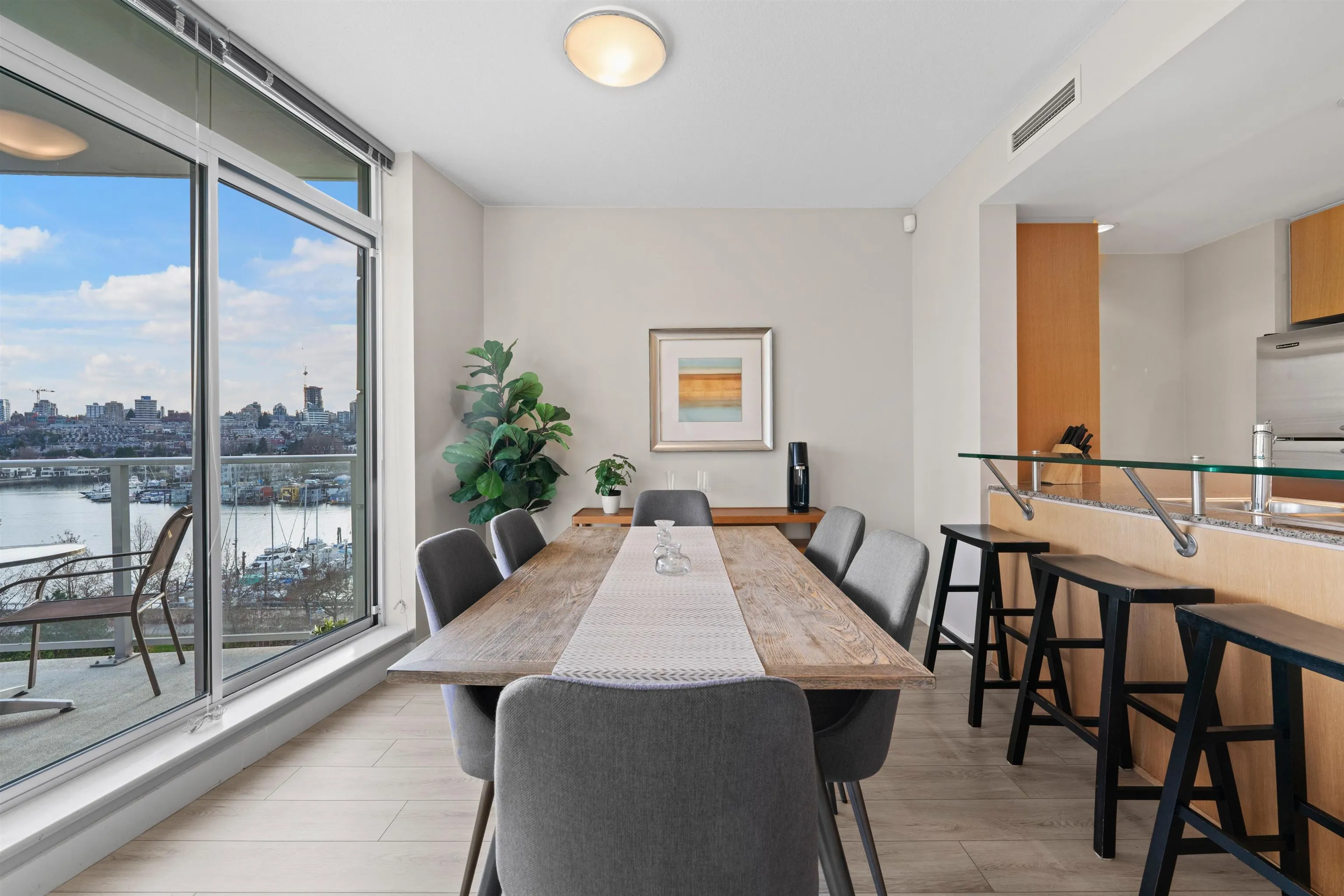 907 633 Kinghorne Mews