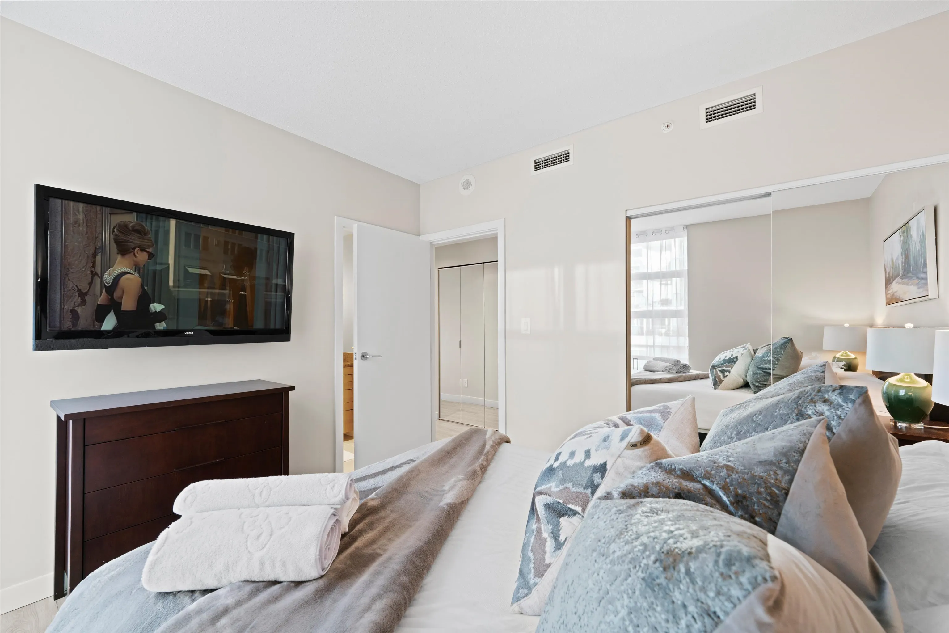 907 633 Kinghorne Mews