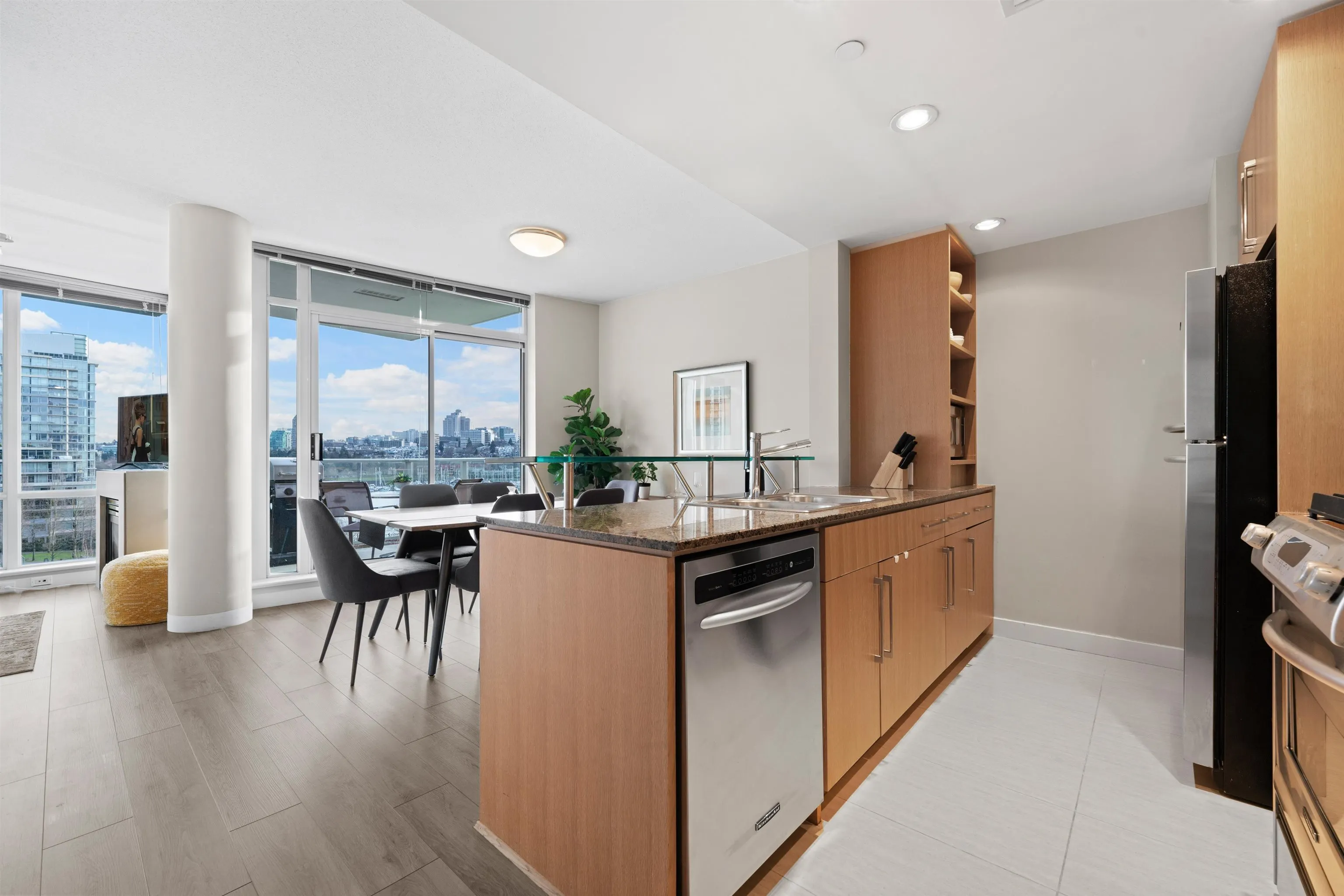 907 633 Kinghorne Mews
